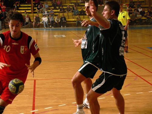 Radek Bartošic (u míče) v nedělním utkání s Prešovem často trápil hostující obranu. Probíjel se jak zleva, tak i z pravé strany a nebál se zakončovat.<br/>                                  
FOTO: ONDŘEJ ZAPLETAL
