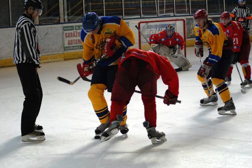 Hokejový tým juniorů vstoupil do prvoligové sezony domácím duelem s favorizovaným Prostějovem, kterému díky špatné koncovce podlehl 0:4.<br/>                                       
FOTO: DAVID MACHÁČEK
