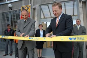 Ředitel odštěpného závodu Severní Morava Václav Veselý se starostou města Josefem Jalůvkou otevřeli poštu přestřižením pásky.<br/>  
FOTO: DAVID MACHÁČEK
