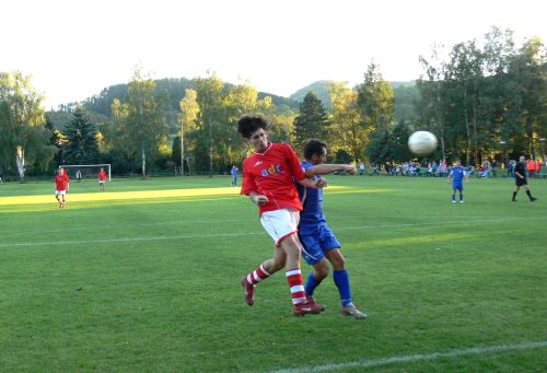 Jedna z opor vlčovického týmu Filip Čevela (vpředu) hlavičkuje na bránu Fryčovic v nedělním odpoledním utkání krajské I.B třídy.<br/>                                                          
FOTO: ONDŘEJ ZAPLETAL
