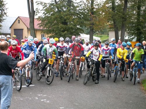 Účastníky petřvaldské  cyklistické soutěže „O hubu“ neodradilo v pátek 28. září ani deštivé počasí.<br/>    
FOTO: ILONA MAZALOVÁ
