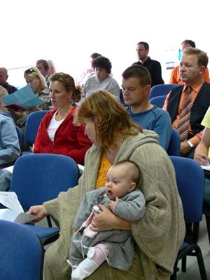 Diskutovat o dětských hřištích přišla asi třicítka občanů, někteří měli s sebou i své děti. I na ně radnice myslela a připravila pro ně občerstvení i hlídání.<br/>
FOTO: DANA HOĎÁKOVÁ
