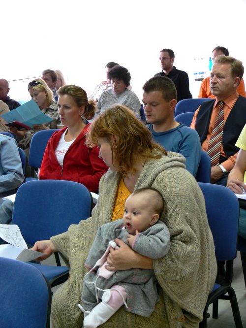 Diskutovat o dětských hřištích přišla asi třicítka občanů, někteří měli s sebou i své děti. I na ně radnice myslela a připravila pro ně občerstvení i hlídání.<br/>
FOTO: DANA HOĎÁKOVÁ
