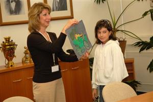 Ředitelka Obecního fondu Tatry Edita Adams ukazuje práci jedné z oceněných účastnic výtvarné soutěže pořádané automobilkou. Dětské práce nyní budou zdobit budovy firmy.<br/>
FOTO: DAVID MACHÁČEK
