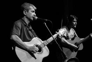 Pavel Dobeš a Tomáš Kotrba hrají na koncertě v kopřivnickém kulturním domě.<br/> FOTO: DAVID MACHÁČEK