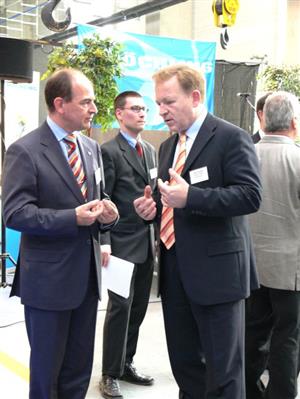 Při slavnostním otevření závodu spolu diskutovali Erwin Doll, člen představenstva za obchod a vývoj (vlevo), a starosta města Josef Jalůvka.<br/>                                                   
FOTO: DANA HOĎÁKOVÁ
