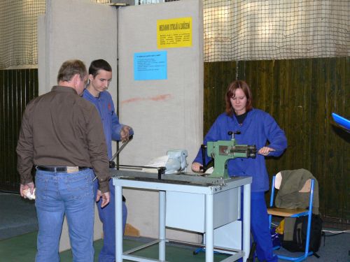 Na Olympiádě technických profesí se mohli žáci devátých tříd seznámit nejen s nástroji, ale i s náplní učebních oborů, o které je mezi okolními závody největší zájem.<br/>           
FOTO: DANA HOĎÁKOVÁ
