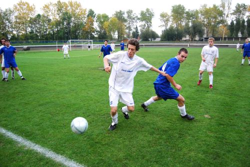 Ani aktivní záložník Jan Kalich (u míče) nepomohl kopřivnickému týmu k zisku bodů ve středeční dohrávce pátého kola okresního přeboru proti Novému Jičínu.<br/>               
FOTO: ONDŘEJ ZAPLETAL
