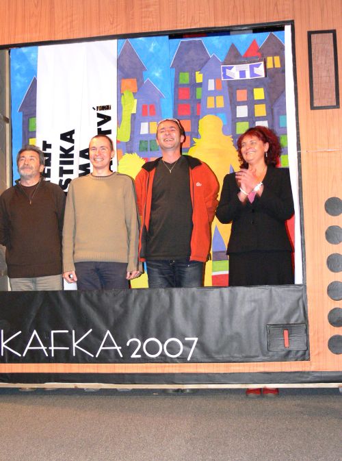 Porotci letošního ročníku přehlídky Kafka při vyhlašování výsledků sršeli dobrou náladou. Předat museli ocenění třem nejlepším v celkem pěti kategoriích.<br/ >                                
FOTO: DANA HOĎÁKOVÁ

