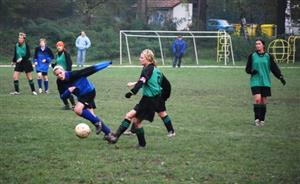 Kapitánka fotbalového týmu Spartak Lubina (vpravo) Blanka Čapková tahala v nedělním utkání s Valašským Meziříčím po levé straně většinu útoků svého družstva.<br/>
FOTO: ONDŘEJ ZAPLETAL
