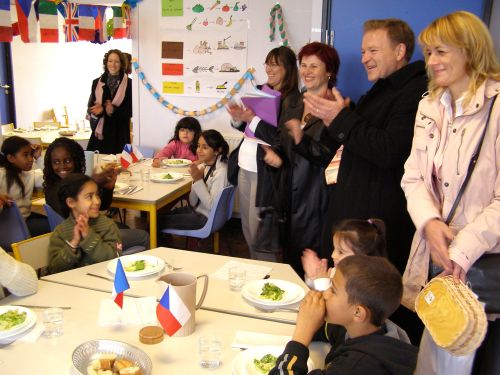 Starosta si spolu se členy delegace prohlédl ve Francii i školu, v níž probíhal týden věnovaný zemím Evropské unie. Jeden den byl věnován České republice.<br/>                    
FOTO: MIROSLAV KOPEČNÝ
