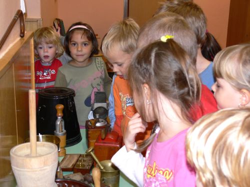 Výstava Závišice včera a dnes nadchla děti v mateřské škole už tím, že si funkčnost všech exponátů mohly vyzkoušet vlastníma rukama.<br/>                                                                
FOTO: ILONA MAZALOVÁ
