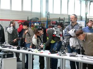 Se zájmem si lidé uplynulou sobotu prohlíželi v rámci Dne otevřených dveří nejen provoz společnosti Dura Automotive systems, ale seznamovali se i s jejími výrobky.<br/>             
FOTO: DANA HOĎÁKOVÁ
