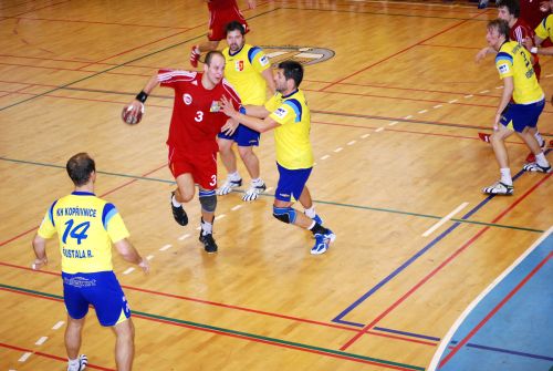 Opora házenkářského týmu Daniel Prepsl brání útočícího hranického hráče v úspěšném domácím střetnutí.<br/>                                                                                                   
FOTO: ONDŘEJ ZAPLETAL
