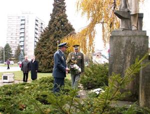 Letos se za podstatně vyššího zájmu občanů konal pietní akt u příležitosti Dne válečných veteránů.<br/>
FOTO: DANA HOĎÁKOVÁ