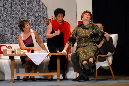 Komedie Řeči amerického autora Neila Simona v podání ochotnického souboru Kotouč Štramberk zpestřila nedělní podvečer v Katolickém domě.<br/>
FOTO: DAVID MACHÁČEK