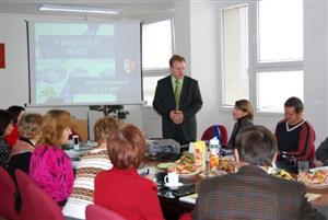 Členové komise Zdravého města v rámci obhajoby prezentovali před představiteli Národní sítě Zdravých měst všechny akce, které se uskutečnily v uplynulém období.          <br/>
FOTO: DANA HOĎÁKOVÁ
