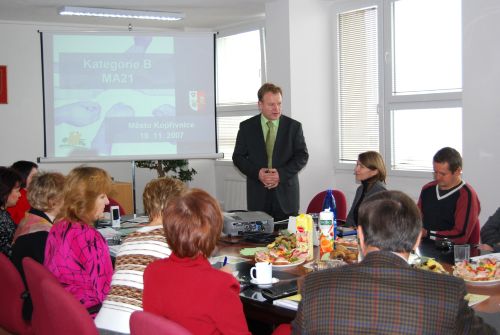 Členové komise Zdravého města v rámci obhajoby prezentovali před představiteli Národní sítě Zdravých měst všechny akce, které se uskutečnily v uplynulém období.          <br/>
FOTO: DANA HOĎÁKOVÁ
