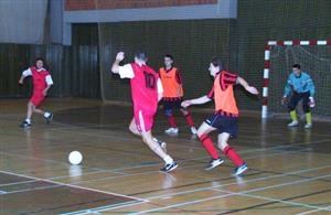Hráči V.Ú.K. Chaos Kopřivnice (v pruhovaném) vyhráli v posledním kole futsalové 1. třídy oba své zápasy a postoupili na čtvrtou příčku. <br/>                                                       
FOTO: ONDŘEJ ZAPLETAL
