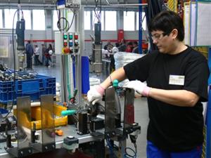 Výroba v kopřivnickém závodě Dura se pomalu rozrůstá. Po přestěhování dalších výrobních linek z Barcelony vzniknou i nová pracovní místa.<br/>                         
ILUSTRAČNÍ FOTO: DANA HOĎÁKOVÁ
