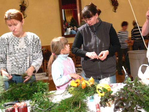 Klub zahrádkářů v Kateřinicích připravil na výrobu vánočních dekorací pro návštěvníky vše potřebné, od materiálu, přes pohoštění až po hlídání dětí.<br/><br/>                               
FOTO: ILONA MAZALOVÁ
