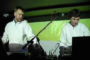 Trio MIDI LIDI bavilo lidi v klubu Nora nejen svou elektronickou hudbou, ale i videoprojekcemi.<br/>                                                                 
FOTO: DAVID MACHÁČEK
