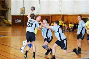 Mojmír Šustala se snaží probít přes obranu karvinských házenkářů, která však byla pro kopřivnické hráče ve druhém poločase domácího utkání neprostupná.<br/>                      
FOTO: ONDŘEJ ZAPLETAL
