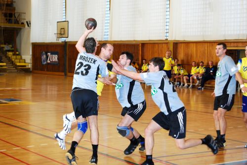 Mojmír Šustala se snaží probít přes obranu karvinských házenkářů, která však byla pro kopřivnické hráče ve druhém poločase domácího utkání neprostupná.<br/>                      
FOTO: ONDŘEJ ZAPLETAL
