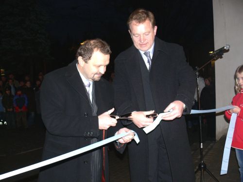 Slavnostního aktu přestřižení pásky u příležitosti otevření tělocvičny se ujali poslanec Pavel Hrnčíř a starosta Josef Jalůvka.<br/>        
FOTO: I. MAZALOVÁ
