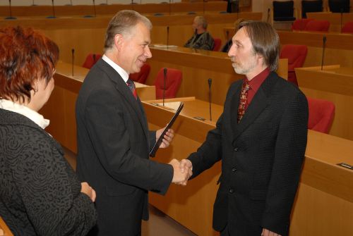 Kopřivnický knihkupec Oldřich Rys přebírá ocenění Spokojený zákazník Moravskoslezského kraje z rukou náměstka hejtmana Petra Adamce.<br/>                                             
FOTO: DAVID MACHÁČEK
