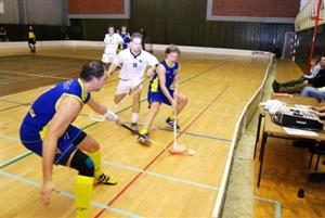 Florbalisté týmu FBC Vikings Kopřivnice (u míčku) v obou víkendových zápasech triumfovali a zvítězili dvakrát shodně 7:4.<br/>                                                   
FOTO: ONDŘEJ ZAPLETAL
