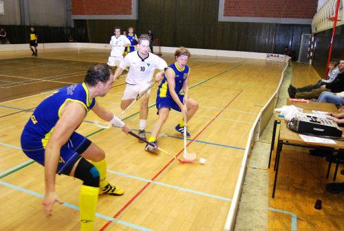 Florbalisté týmu FBC Vikings Kopřivnice (u míčku) v obou víkendových zápasech triumfovali a zvítězili dvakrát shodně 7:4.<br/>                                                   
FOTO: ONDŘEJ ZAPLETAL
