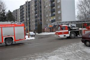 Hasiči odjíždějí od paneláků na Lidické ulici, kde preventivně evakuovali obyvatele kvůli prasklé příčce.<br/>
FOTO: DAVID MACHÁČEK
