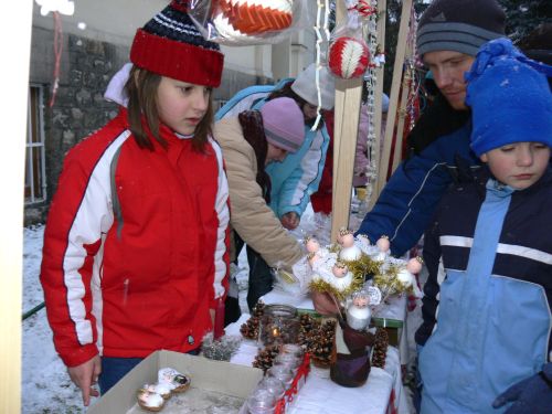 Na předvánočním jarmarku pořádaném v pátek 14. prosince před Základní školou v Ženklavě prodávali žáci rodičům, přátelům a dalším příchozím své výrobky.<br/>
FOTO: ILONA MAZALOVÁ
