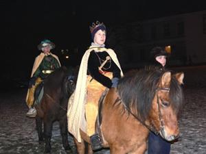 Vidět příjezd Tří králů na opravdových koních se poštěstilo divákům, kteří ve velkém mrazu zhlédli  v centru živý betlém v podání žáků Základní školy sv. Zdislavy.<br/>              
FOTO: ILONA MAZALOVÁ
