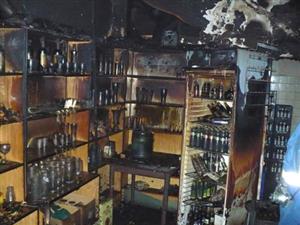 Prostory baru v restauraci Kavárna zničené ohněm a kouřem, hasiči odhadli škodu na 200 tisíc korun, plameny vznikly asi závadou na elektroinstalaci nebo od cigarety.<br/>                 
FOTO: HASIČI TATRA
