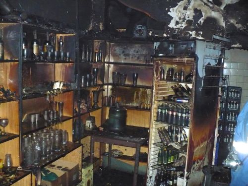 Prostory baru v restauraci Kavárna zničené ohněm a kouřem, hasiči odhadli škodu na 200 tisíc korun, plameny vznikly asi závadou na elektroinstalaci nebo od cigarety.<br/>                 
FOTO: HASIČI TATRA
