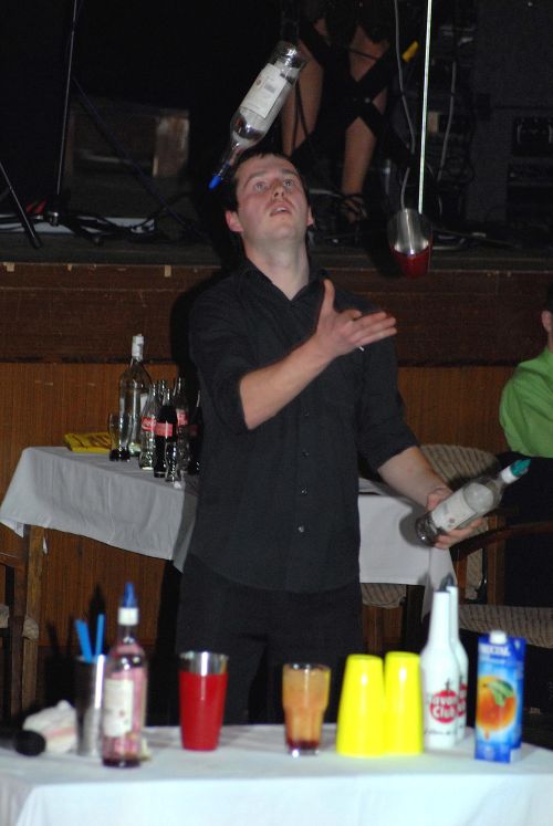 Na návštěvníky letošního Velkého obecního plesu čekala minulý týden zábava různého druhu, kromě víření na parketu si lidé mohli vychutnat třeba i barmanskou show.<br/>
FOTO: DAVID MACHÁČEK
