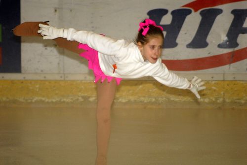 Přes dvě stovky krasobruslařek se o víkendu sešlo na Velké ceně města Kopřivnice. Účastnice Tatrovácké brusle se díky teplému počasí občas téměř ztrácely v oparu nad ledem.<br/>     
FOTO: D. MACHÁČEK
