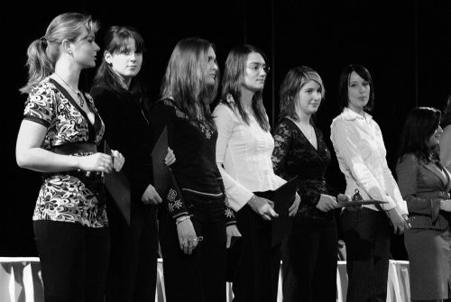 Absolventské diplomy a tituly DiS převzali před týdnem v kulturním domě studenti dalšího ročníku vyšší odborné školy.<br/>       
FOTO: DAVID MACHÁČEK
