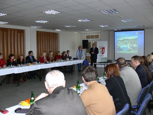 Hosté z Ukrajiny po zhlédnutí prezentace bombardovali zástupce radnice dotazy, zajímali se například o finance investované do průmyslové zóny radnicí a také investory.<br/>         
FOTO: DANA HOĎÁKOVÁ
