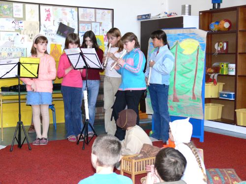 Hudební představení včetně upraveného divadelního zpracování pohádky O pejskovi a kočičce nastudovali pro své budoucí spolužáky žáci Základní školy v Ženklavě.<br/>          
FOTO: ILONA MAZALOVÁ
