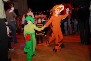 Také tito dva malí dinosauři se spolu s desítkami dalších tanečníků v neděli bavili na maškarním plese s Tomem a Jerrym v kopřivnickém kulturním domě.<br/>                               
FOTO: DAVID MACHÁČEK
