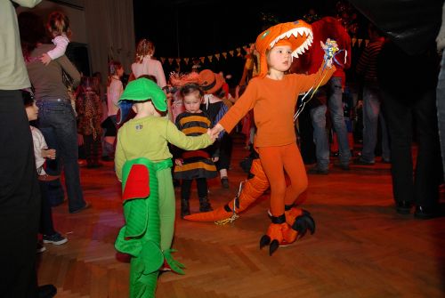 Také tito dva malí dinosauři se spolu s desítkami dalších tanečníků v neděli bavili na maškarním plese s Tomem a Jerrym v kopřivnickém kulturním domě.<br/>                               
FOTO: DAVID MACHÁČEK
