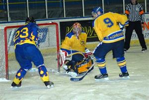Krnovský hráč v nebezpečné situaci před brankou domácích byl v nedělním zápase spíše výjimkou.  Kopřivnice zvítězila vysoko 8:1, pět branek  dala ve třetím dějství.<br/>       
FOTO: DAVID MACHÁČEK
