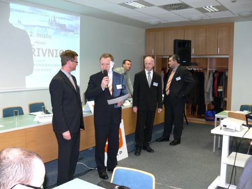 Starosta města Josef Jalůvka převzal v Praze ocenění za proces Strategického plánu. Kopřivnice získala 2. místo a postoupila do mezinárodního kola.<br/>                     
FOTO: EVA VYSTRČILOVÁ
