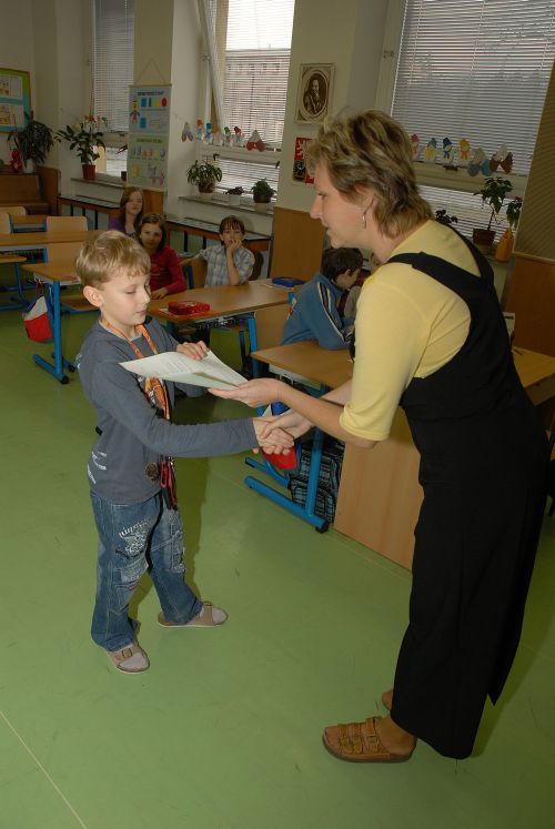Před týdnem si školáci odnášeli pololetní vysvědčení. Dobré, ale i horší známky padaly také ve 3.B v kopřivnické škole Emila Zátopka.<br/>                                                       
FOTO: DAVID MACHÁČEK
