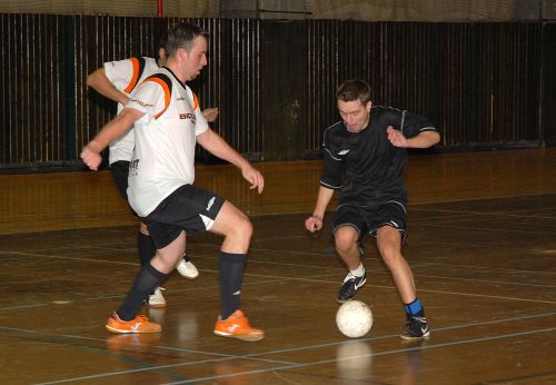 V sobotu se v hale SOU odehrály také futsalové zápasy druhé okresní třídy. Snímek je z utkání, ve kterém se střetly celky Bidolido NJ (v bílém) a domácí Vanabi.                    <br/>
FOTO: DAVID MACHÁČEK
