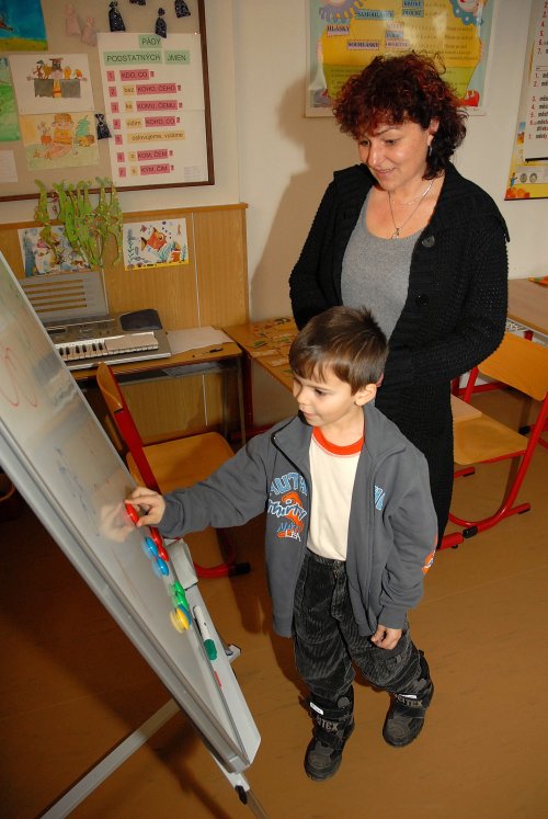 Poprvé před tabulí: Minulý týden proběhly v kopřivnických školách zápisy. Znalosti a dovednosti budoucích školáků testovali také v malotřídní škole v Mniší.<br/>
FOTO: DAVID MACHÁČEK
