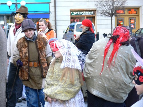 Rozjařilosti masopustních masek na příborském náměstí Sigmunda Freuda neodolal nikdo z přihlížejících a dobrovolně se nechali vtáhnout  do tance. <br/>
FOTO: ILONA MAZALOVÁ
